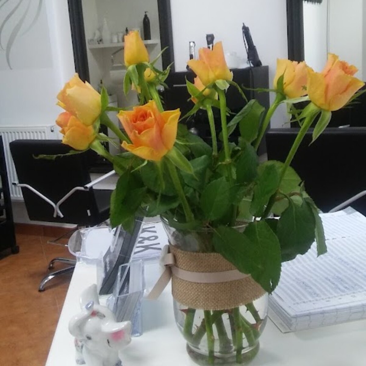 Recepcja K&K Studio Fryzur z kwiatami
